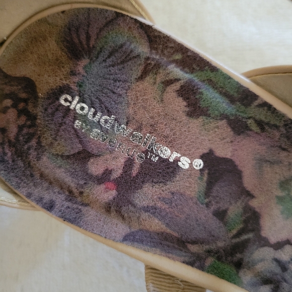 cloudwalkers by avenue Lara sandal with heel, beige, like new pre-owned size 10W - Picture 11 of 12
